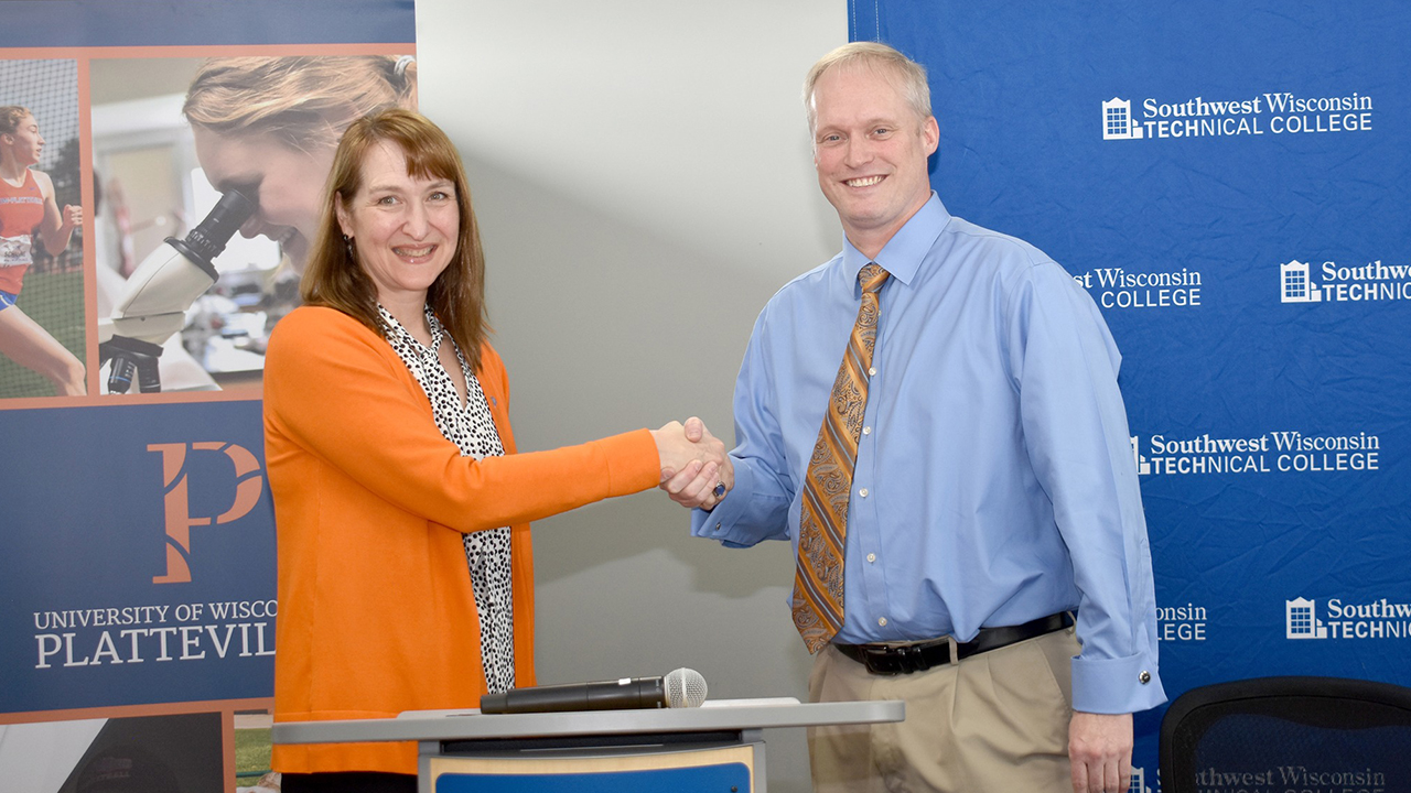 UWPlatteville, Southwest Tech sign transfer agreements UW